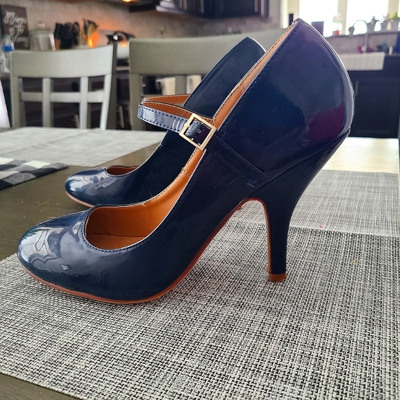 Womens shoes - Picture 1 of 2